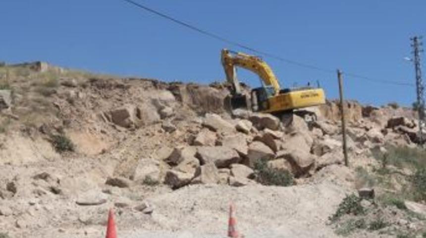 Başkan Karayol Yol Genişletme &Ccedil;alışmalarını Yerinde İnceledi