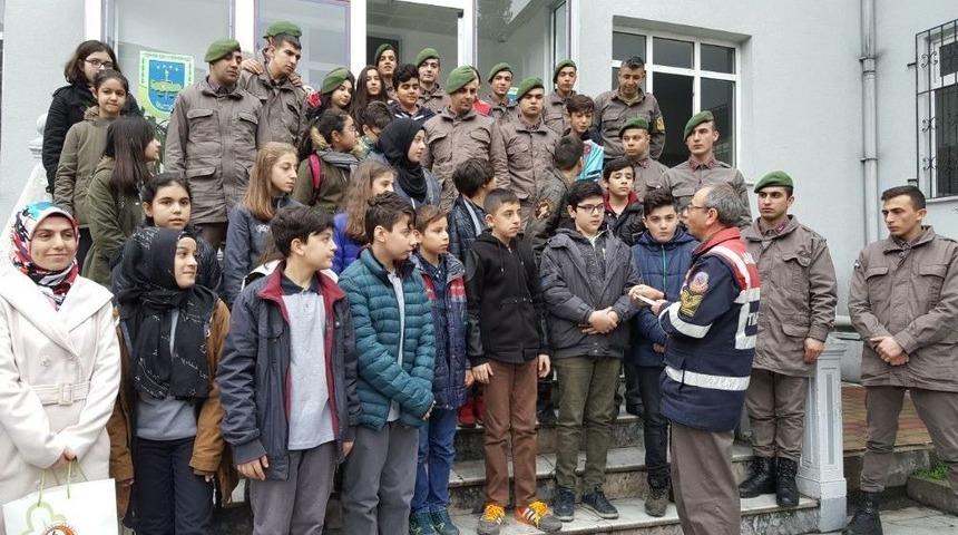 &Ouml;ğrenciler Asker Ağabeylerini Unutmadı