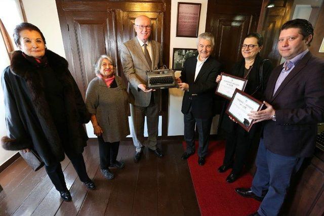 Ataç Ailesi, Baba Yadigarı Daktilolarını Tayfun Talipoğlu Daktilo Müzesi’ne Bağışladı