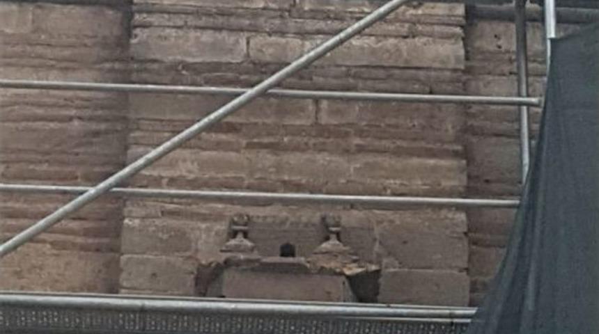 500 Yıllık Caminin Restorasyonu Sırasında Mezar Taşlarına Zarar Verildi