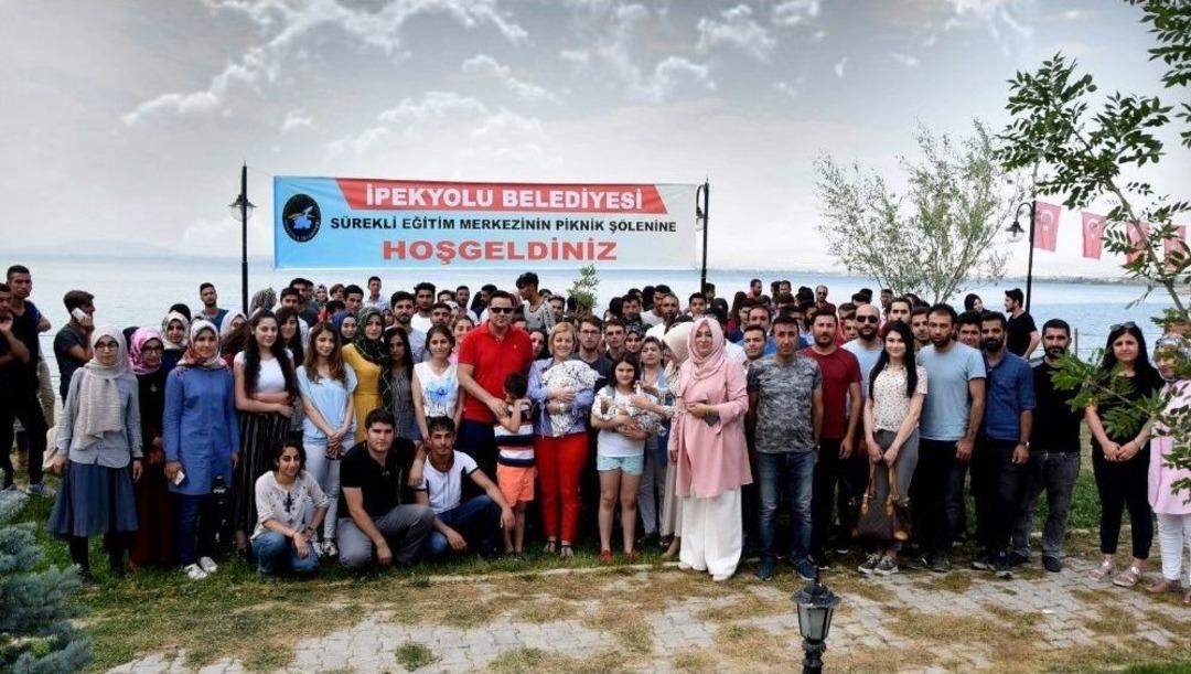 İpekyolu Belediyesinden &Ouml;ğrencilere Piknik