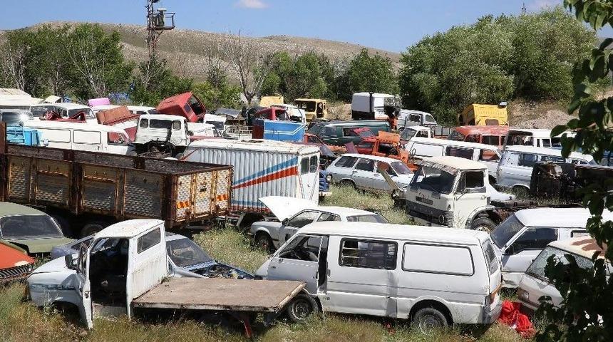 Hurda Araçlar Büyükşehir’e Teslim Ediliyor