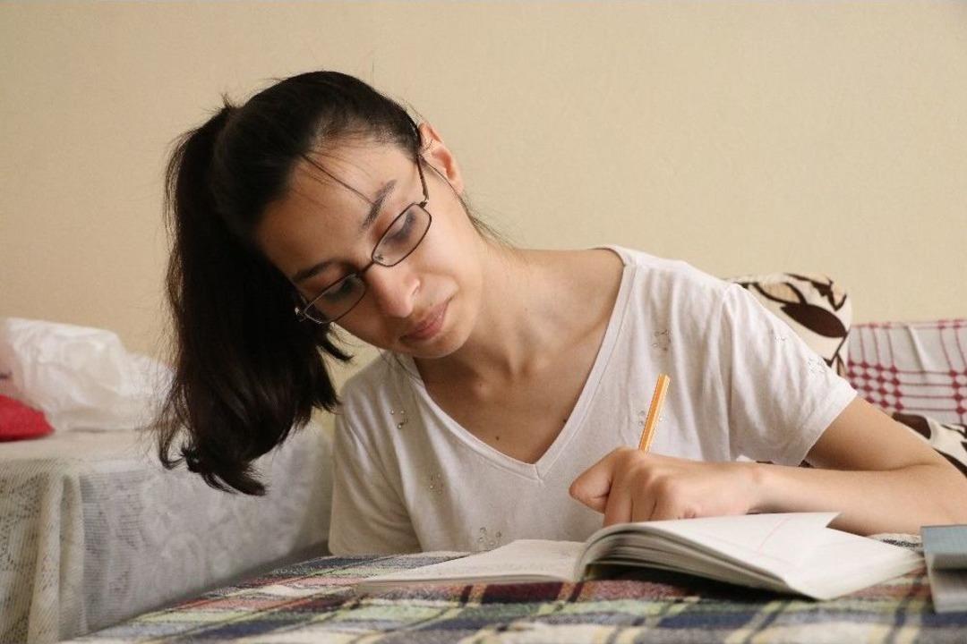 Engelli Gen&ccedil; Kız &Ouml;nce Y&uuml;r&uuml;meyi Başardı, Şimdi Memur Olma Peşinde