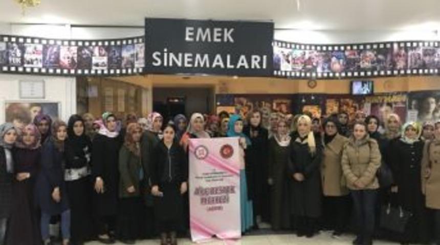Tuşba Kaymakamlığı Bayan Kursiyerleri Sinemaya Götürdü