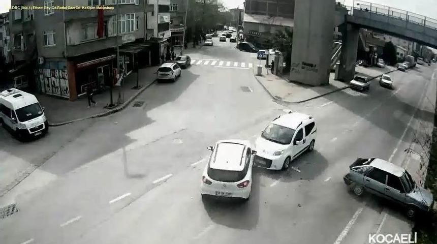 Otomobil &Ouml;nce &Ouml;n&uuml;ndeki Sonra Da Karşı Y&ouml;nden Gelen Araca &Ccedil;arptı