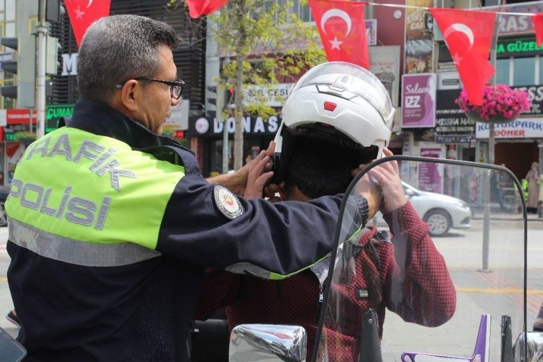 Konya&rsquo;da Motosiklet S&uuml;r&uuml;c&uuml;lerine Kask Dağıtıldı