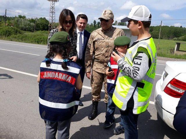 Kadın Kaymakam, Jandarma Kontrol Noktasında Farkındalık Oluşturdu