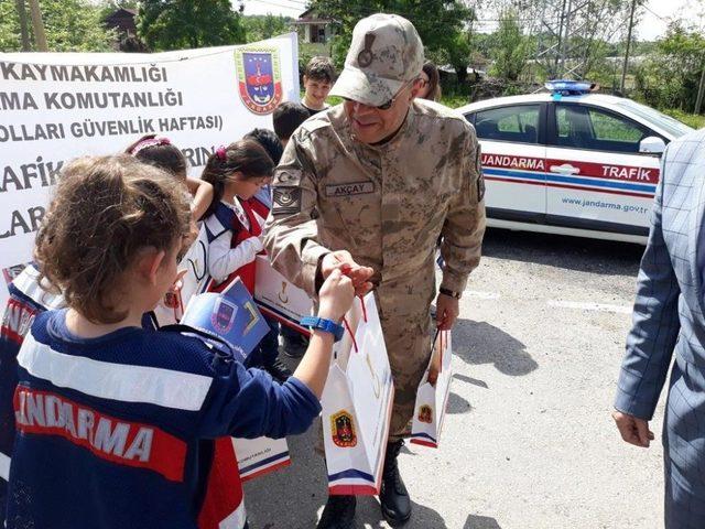 Kadın Kaymakam, Jandarma Kontrol Noktasında Farkındalık Oluşturdu