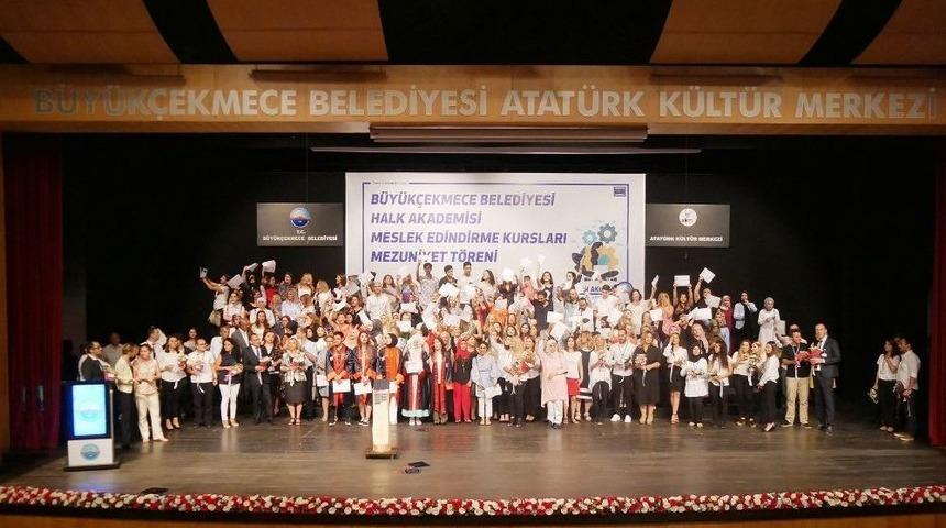 B&uuml;y&uuml;k&ccedil;ekmece Belediyesi 11 Yılda 22 Bin 600 Mezun Verdi
