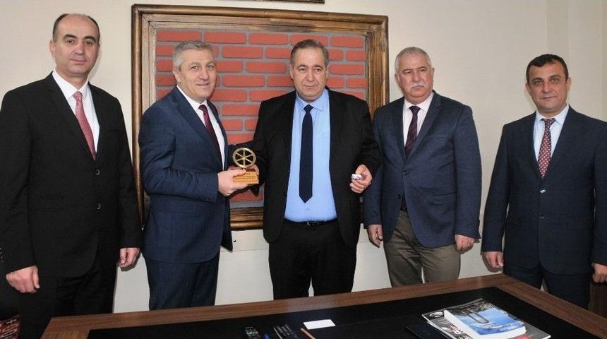 Aracında Unutulan Parayı Sahibine Teslim Eden Şof&ouml;r &Ouml;d&uuml;llendirildi