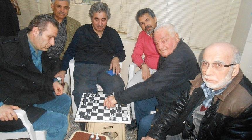 Şairler 75 Yaşındaki Ustadan Satran&ccedil; &Ouml;ğreniyor