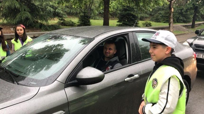 &Ouml;ğrenciler Trafik Denetimine &Ccedil;ıktı, S&uuml;r&uuml;c&uuml;leri Uyardı
