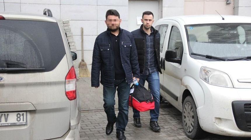 Tuvalete Gizlenmiş Bilgisayar Ve Cep Telefonlarıyla Yakalanan &Ouml;ğretmen Tutuklandı