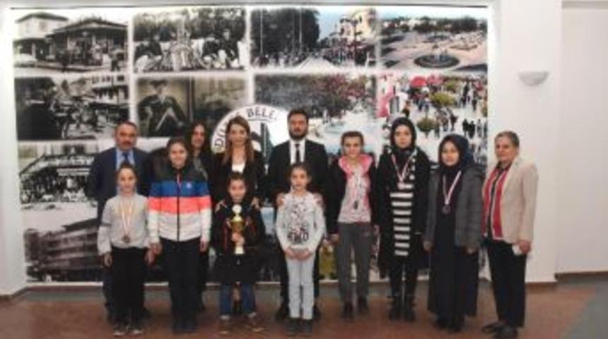 Satran&ccedil; Şampiyonlarından Ziyaret