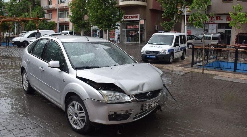 Malatya&rsquo;da İki Otomobil &Ccedil;arpıştı: 3 Yaralı
