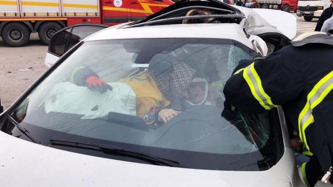 Servis Otob&uuml;s&uuml; Otomobile &Ccedil;arptı: 1&rsquo;i &Ccedil;ocuk 2 Yaralı