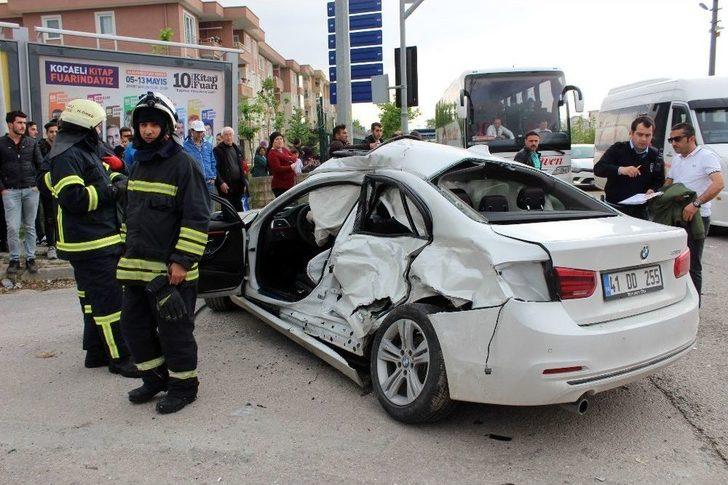 Servis Otobüsü Otomobile Çarptı: 1’i Çocuk 2 Yaralı G3