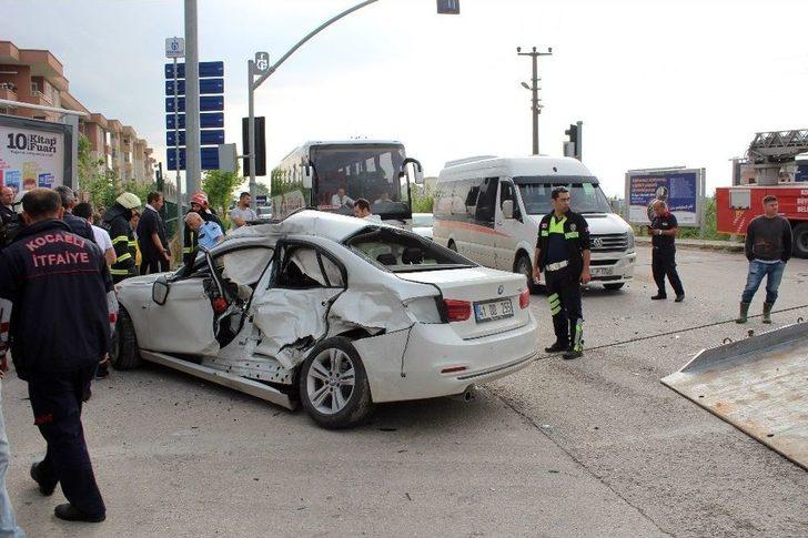 Servis Otobüsü Otomobile Çarptı: 1’i Çocuk 2 Yaralı G4