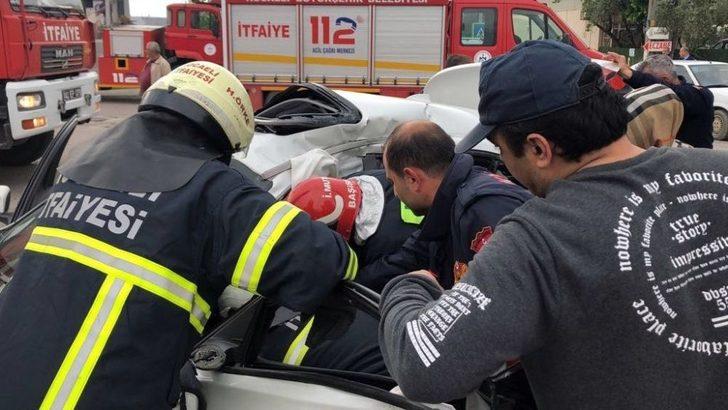 Servis Otobüsü Otomobile Çarptı: 1’i Çocuk 2 Yaralı G2