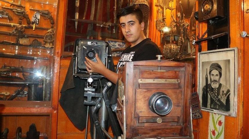 (&ouml;zel) Tarihe Tanıklık Eden Fotoğraf Makinelerini M&uuml;zesinde Sergiliyor