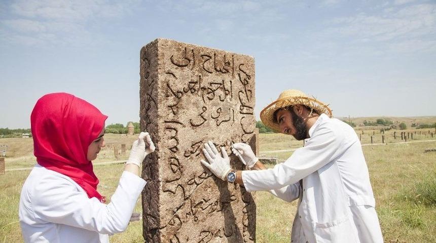 Tarihi Taşların Kitabeleri Arşivleniyor
