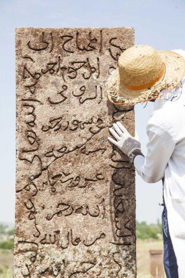 Tarihi Taşların Kitabeleri Arşivleniyor