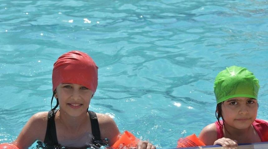 Nusaybinli &Ccedil;ocuklar Y&uuml;zme &Ouml;ğreniyor