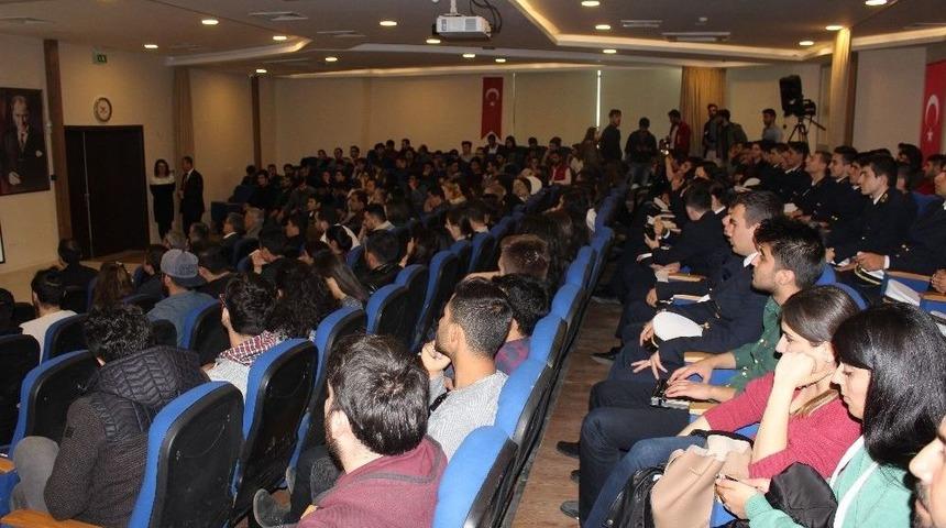 &Uuml;n&uuml;var, &Uuml;niversiteli Gen&ccedil;lere Bağımlılığı Anlattı