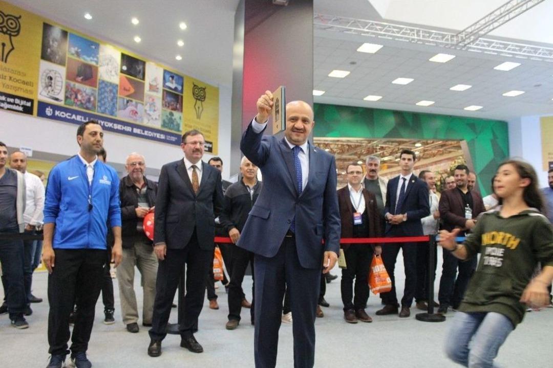 Başbakan Yardımcısı Işık, Kocaeli Kitap Fuarı&rsquo;nı Gezdi