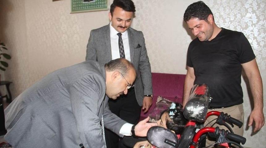 Vali Ustaoğlu, Engelli Narin&rsquo;i Evinde Ziyaret Etti