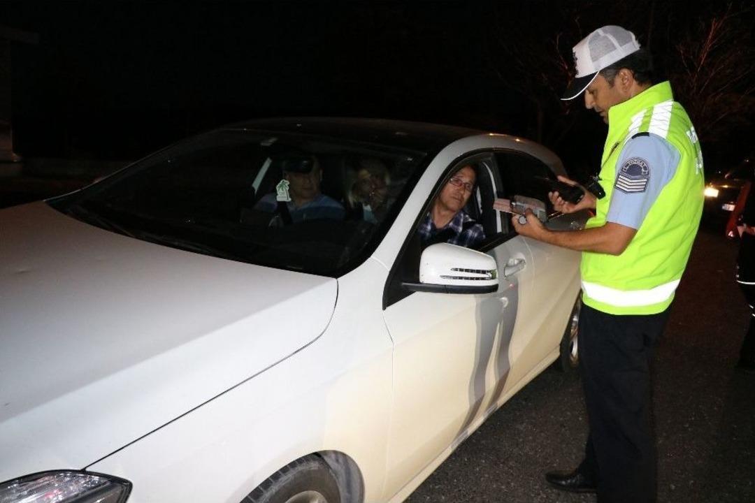 Polisten Yorgun Ve Bitkin S&uuml;r&uuml;c&uuml;lere Vip Hizmet