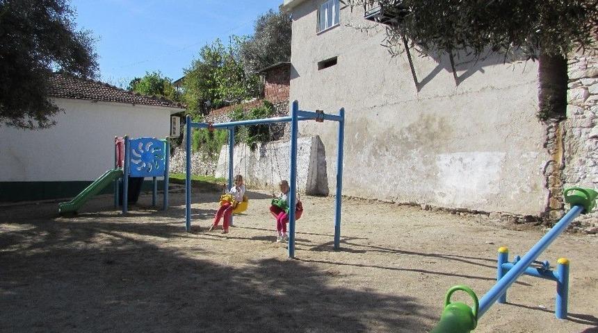 Mesut Amcadan &Ccedil;ocuklara Tatil S&uuml;rprizi