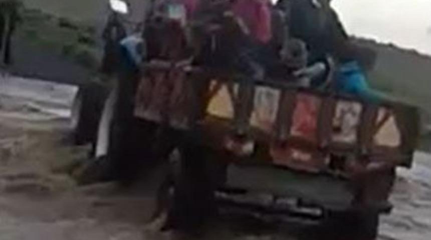 Siverek&rsquo;te Sel Nedeniyle &Ouml;ğrenciler Mahsur Kaldı