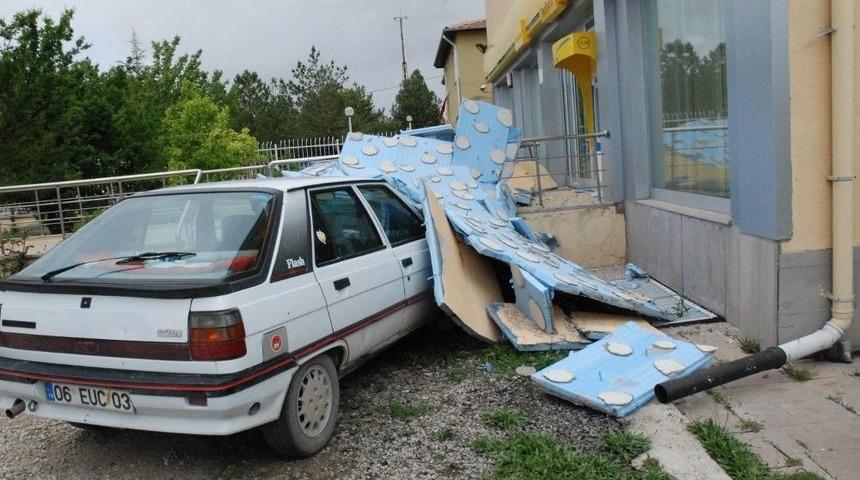 Şiddetli Rüzgarda Dış Cephe Kaplaması Koptu, Bir Çocuk Yaralandı