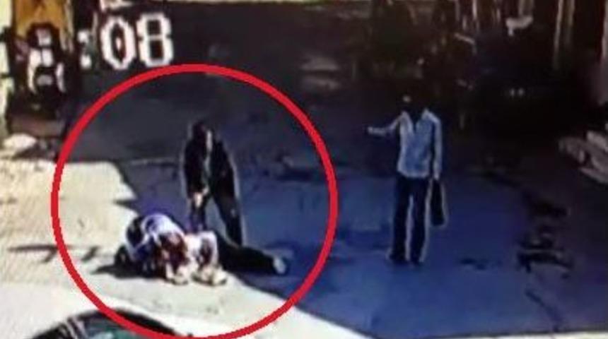 Karı-kocanın Sokakta &Ouml;ld&uuml;r&uuml;lme Anı G&uuml;venlik Kamerasında