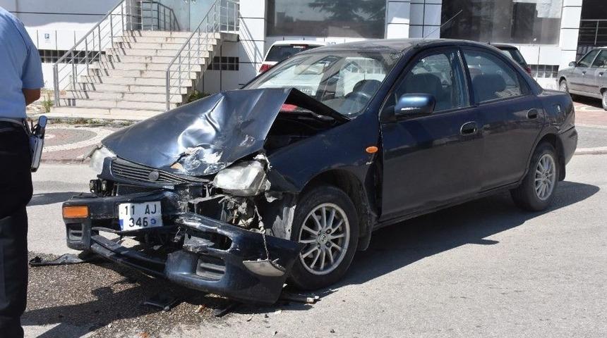 Bilecik&rsquo;te Kamyonetle Otomobil &Ccedil;arpıştı: 1 Yaralı