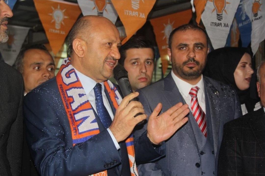 Başbakan Yardımcısı Işık, Se&ccedil;im B&uuml;rosundaki Kalabalığı Mitinge Benzetti