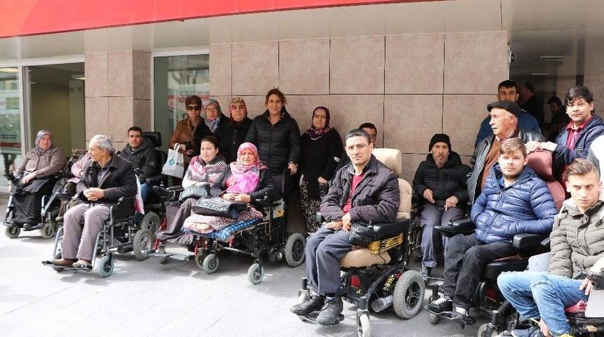 Sakatlar Derneği &Uuml;yelerinden Mehmet&ccedil;iğe Anlamlı Destek