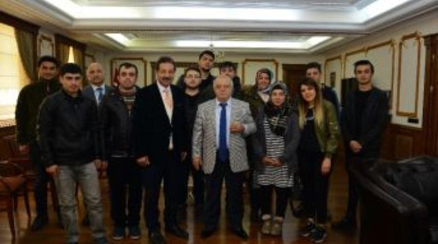 Devletin &Ccedil;ocukları Vali Necati Şent&uuml;rk&rsquo;&uuml; Ziyaret Etti