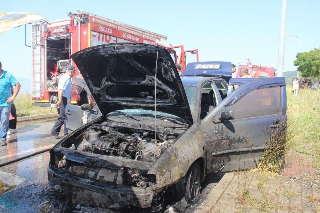 Park Halinde Yanan Minib&uuml;s, &Ouml;len Eşinin Hatırası Otomobili K&uuml;le D&ouml;nd&uuml;rd&uuml;