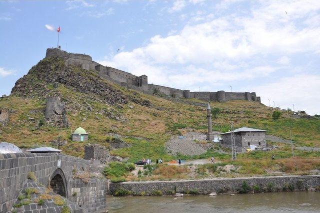 Kars’ta Tarihi Hamamların Restorasyonu Devam Ediyor