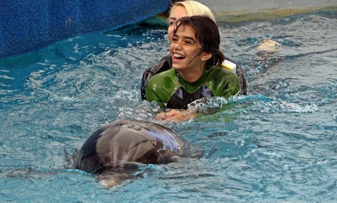 Hayatlarında İlk Kez Yunuslarla Y&uuml;zen Otizmli &Ccedil;ocukların Keyifli Anları