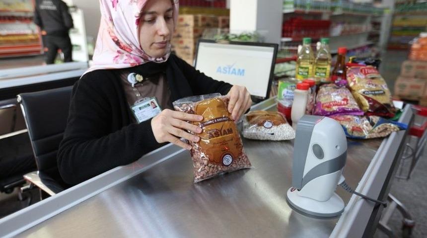 Sosyal Yardımlaşma Market&rsquo;inden Ayda 2 Bin 900 Kişi Yararlanıyor