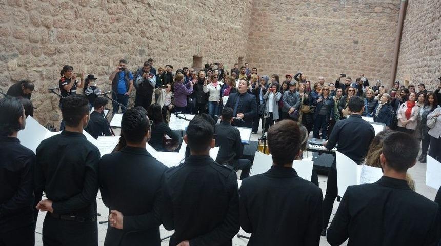 Doğubayazıt Ahmed-i Hani Meslek Y&uuml;ksek Okulu &Ouml;ğrencileri Mezuniyet Sevincini Tarihi İshakpaşa Sarayı&rsquo;nda D&uuml;zenlenen Konserle Kutladı