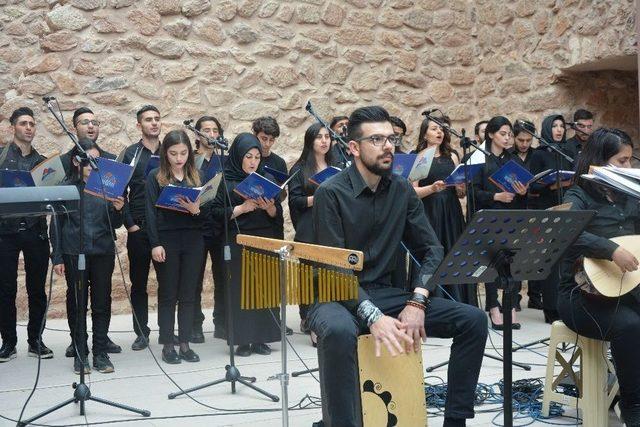 Doğubayazıt Ahmed-i Hani Meslek Yüksek Okulu Öğrencileri Mezuniyet Sevincini Tarihi İshakpaşa Sarayı’nda Düzenlenen Konserle Kutladı