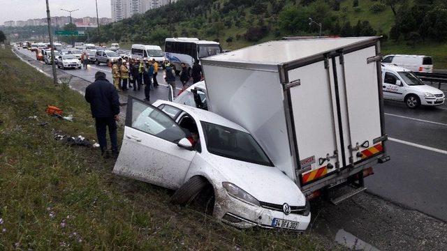 Tem’de Zincirleme Kaza: 5 Araç Birbirine Girdi