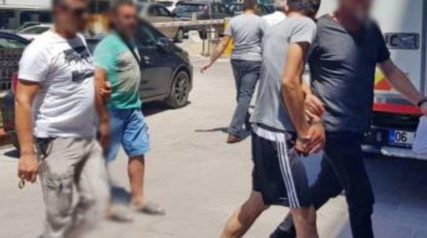 Kuşadası&rsquo;nda Yakalanan 3 Ş&uuml;pheliden 2&rsquo;si Tutuklandı