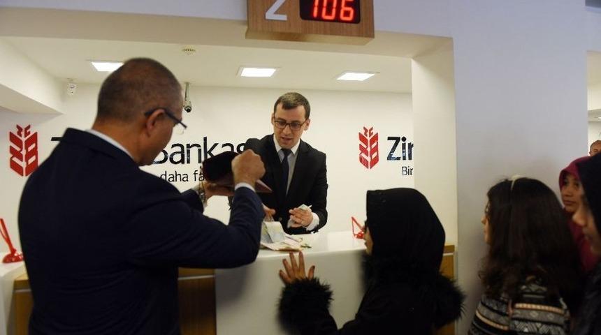 Okul Har&ccedil;lıklarını Mehmet&ccedil;ik Vakfına Bağışladılar