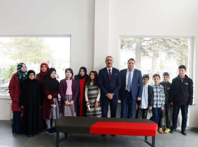 Okul Har&ccedil;lıklarını Mehmet&ccedil;ik Vakfına Bağışladılar 1