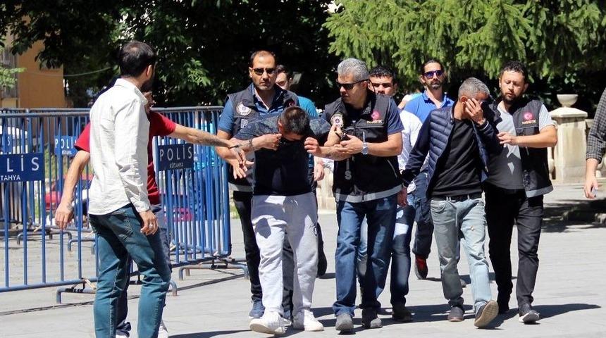 K&uuml;tahya&rsquo;da Uyuşturucu Ticareti Yaptıkları &Ouml;ne S&uuml;r&uuml;len 3 Kişi Tutuklandı